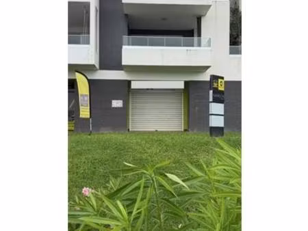 a louer  etang zabricot  local rdc de 52 54m2 face marina  martinique