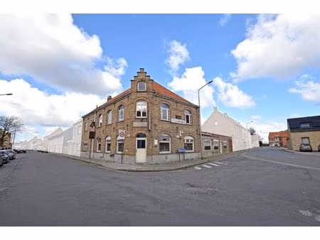 uniek hoekpand met handelsruimte en woonst te beerst (diksmuide) op 470 m².