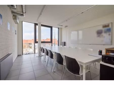 roeselare-centrum. trendy kantoorruimte met diensten te huur vanaf 1 persoon op een uistek