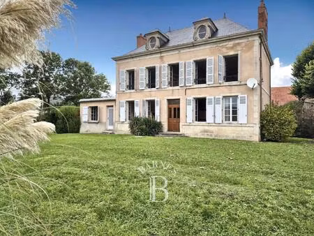 maison de maître  cour intérieure  dépendances  proche aigueperse