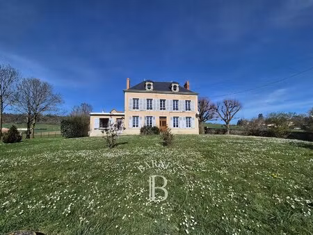 maison de maître  cour intérieure  dépendances  proche riom
