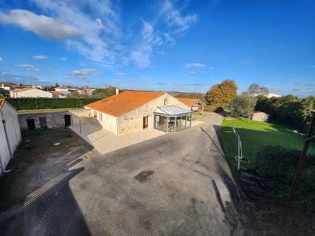 grange rénovée en 2009 avec grand préau  hangar et diverses dépendances