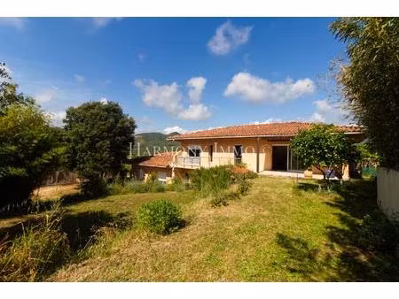 très jolie villa au calme proche des plages et des commerces.