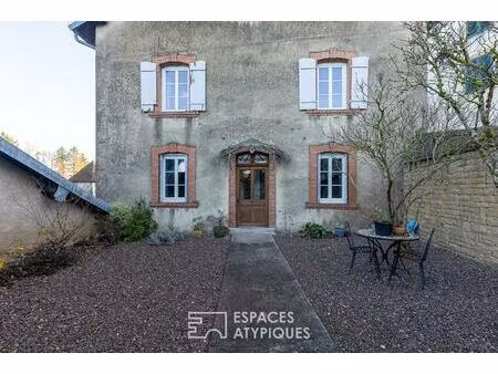 ancienne maison vigneronne dans village médiéval