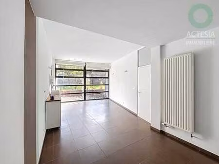 espace professionnel lumineux idéalement situé à spy