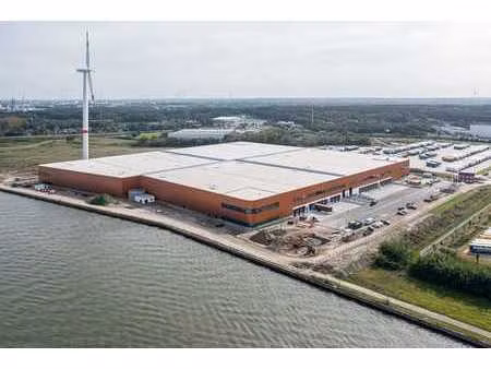 bâtiment logistique de 10.122 m² et mezzanine de 2.315 m²...