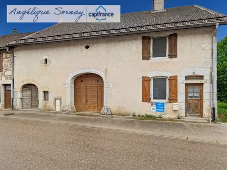 maison familiale rénovée partiellement avec grange et vastes espaces – jura bonlieu