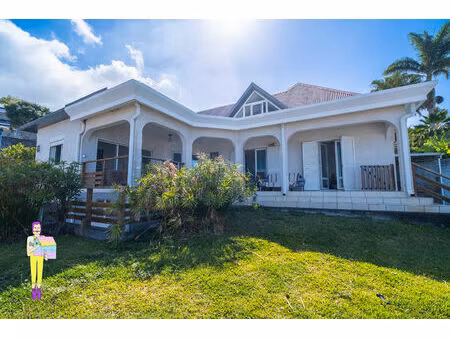 à vendre à piton saint-leu  spacieuse maison familiale avec vue mer et piscine. ref. 25468