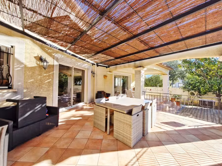 villa 5 pièces de 170 m2 avec piscine sur une parcelle arbor