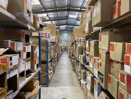 location local d'activités lattes 1 690 m²