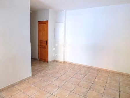 beau local commercial dans une résidence récente à salernes