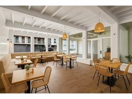 instapklaar handelspand met woonst op topligging in oostende