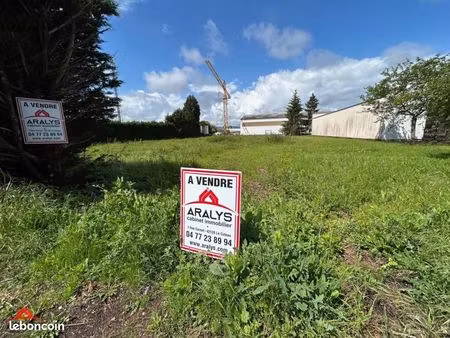 terrain 2 733 m² le coteau