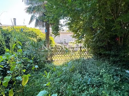 immeuble avec magasin + appartements au coeur de nontron avec jardin (