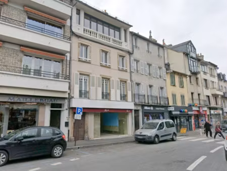 location local commercial 94m2 espalion 12500 - 700 € - surface privée