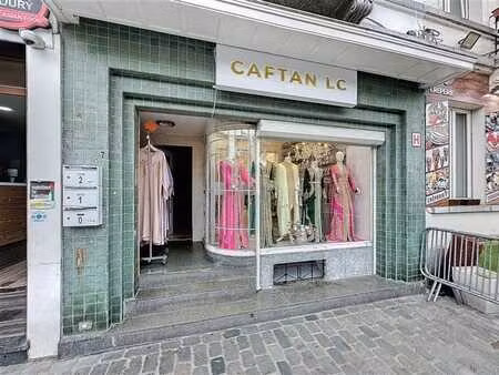 rez-de-chaussée commercial avec cour et cave