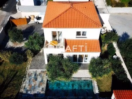 la lumiere....le calme....la vue.....et la piscine au sel