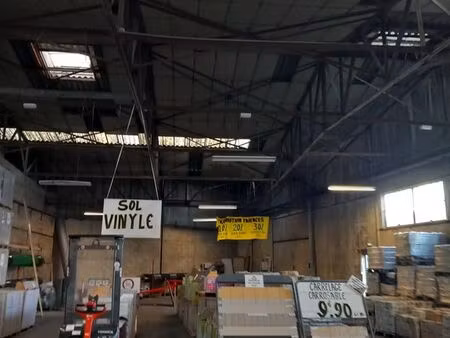 local 157 m2 à usage d'entrepôt ou atelier