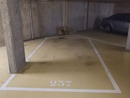 grande place de parking en sous-sol sécurisé