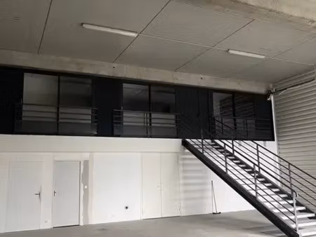 entrepôt avec bureau