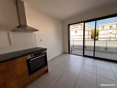 p2 kennedy tres recent avec terrasse  garage et climatisation