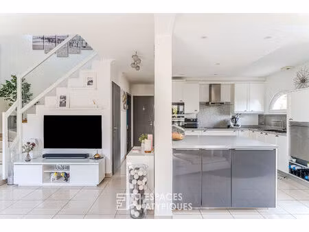 maison familiale avec véranda et piscine