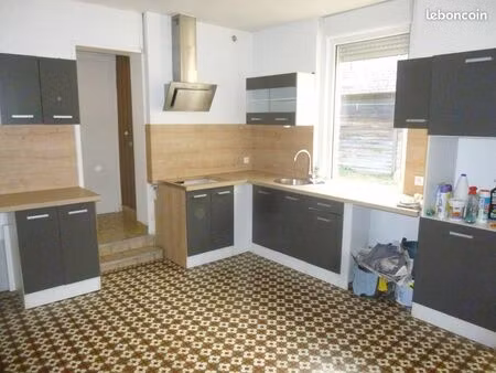 surprenante longère en briques rouges