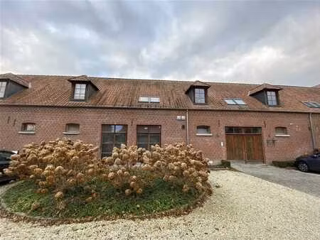 grand bureau situé dans le village calme de lamain