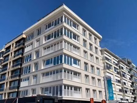 appartement avec 3 chambres à coucher.