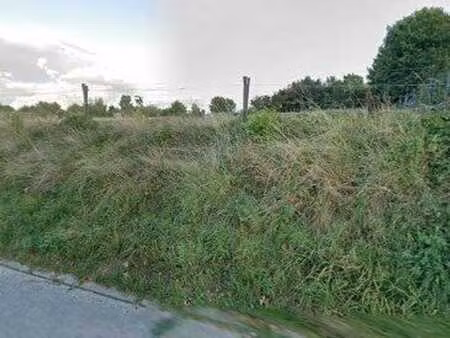 terrain à bâtir dans une rue calme