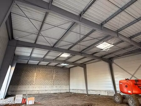 local 337 m² hillion