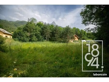 terrain 1 570 m² uvernet fours