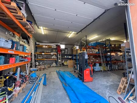 location entrepôt 85m2+ 15m2mezzanine+15m2 attenant +126m2 bureaux a saint cannat