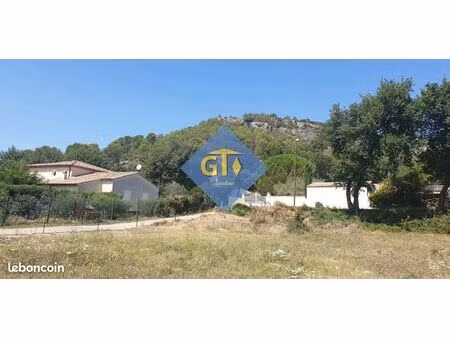 terrain 810 m² chusclan