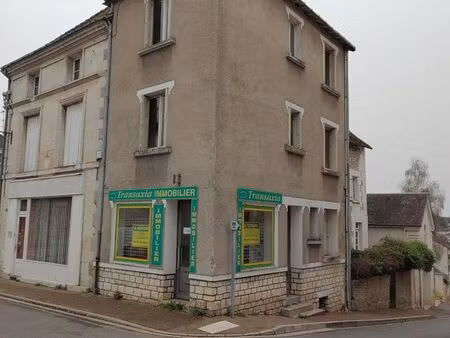 petit immeuble en plein cœur de preuilly-sur-claise (37)