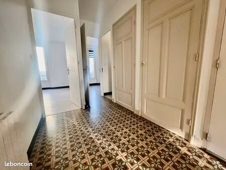 immeuble composé de 2 logements 2 terrasses plus jardin et garage