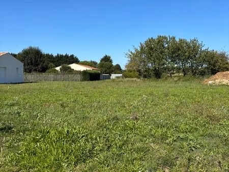 terrain viabilisé 816 m² – meursac (17120)