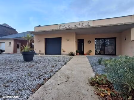 ensemble immobilier composé de deux maisons d'habitation de plain-pied avec terrain