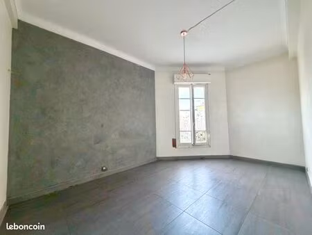 superbe 2 p a renover de 48 m2 avec 2 belles pièces ( 2 chambres ou chambre + salon )   cu