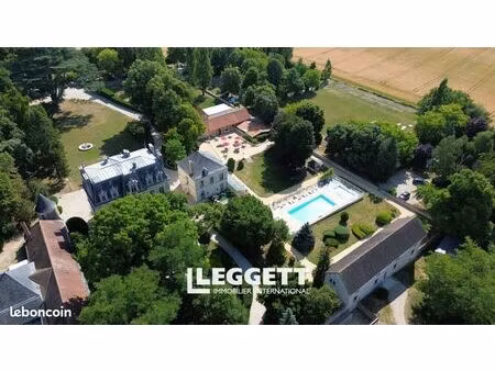 château 50 pièces 1 400 m²