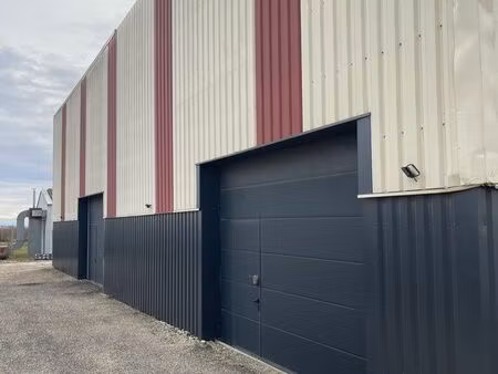 local commercial / stockage de 110 m² + mezzanine 10 m²