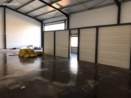 local atelier industriel de stockage