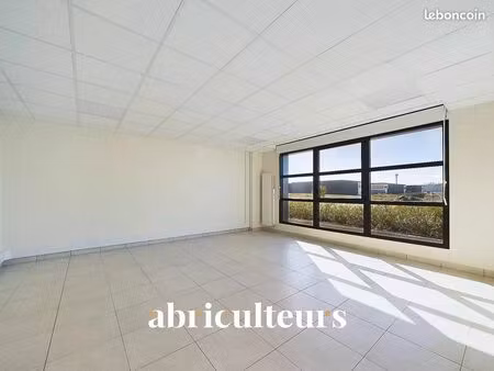 local 760 m² gellainville