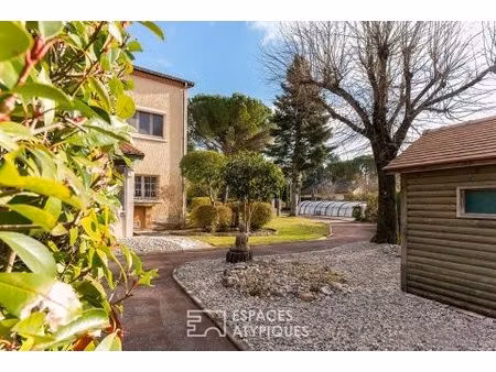 maison de caractère et dépendances atypiques dans un parc arboré aux portes de valence