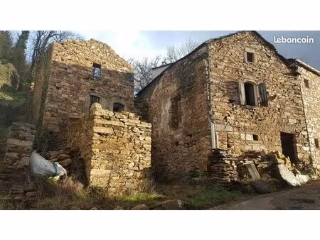 ensemble de bâtiments avec terrain