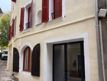 local commercial 30 m² entièrement rénové – réserve + sanitaires – centre-ville la valette