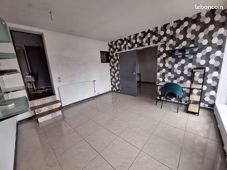 à louer – local professionnel 3 pièces avec vitrine et parkings