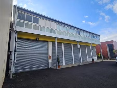 local commercial industriel zi4 st pierre - 1700m² - 14 000 ht