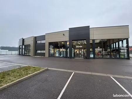 local commercial 1 049 m²