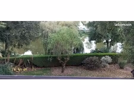 près de fougères  maison au calme au bord de l'étang